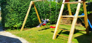 Das Gastkind testet schonmal den Spielplatz und hat sichtlich viel Spa